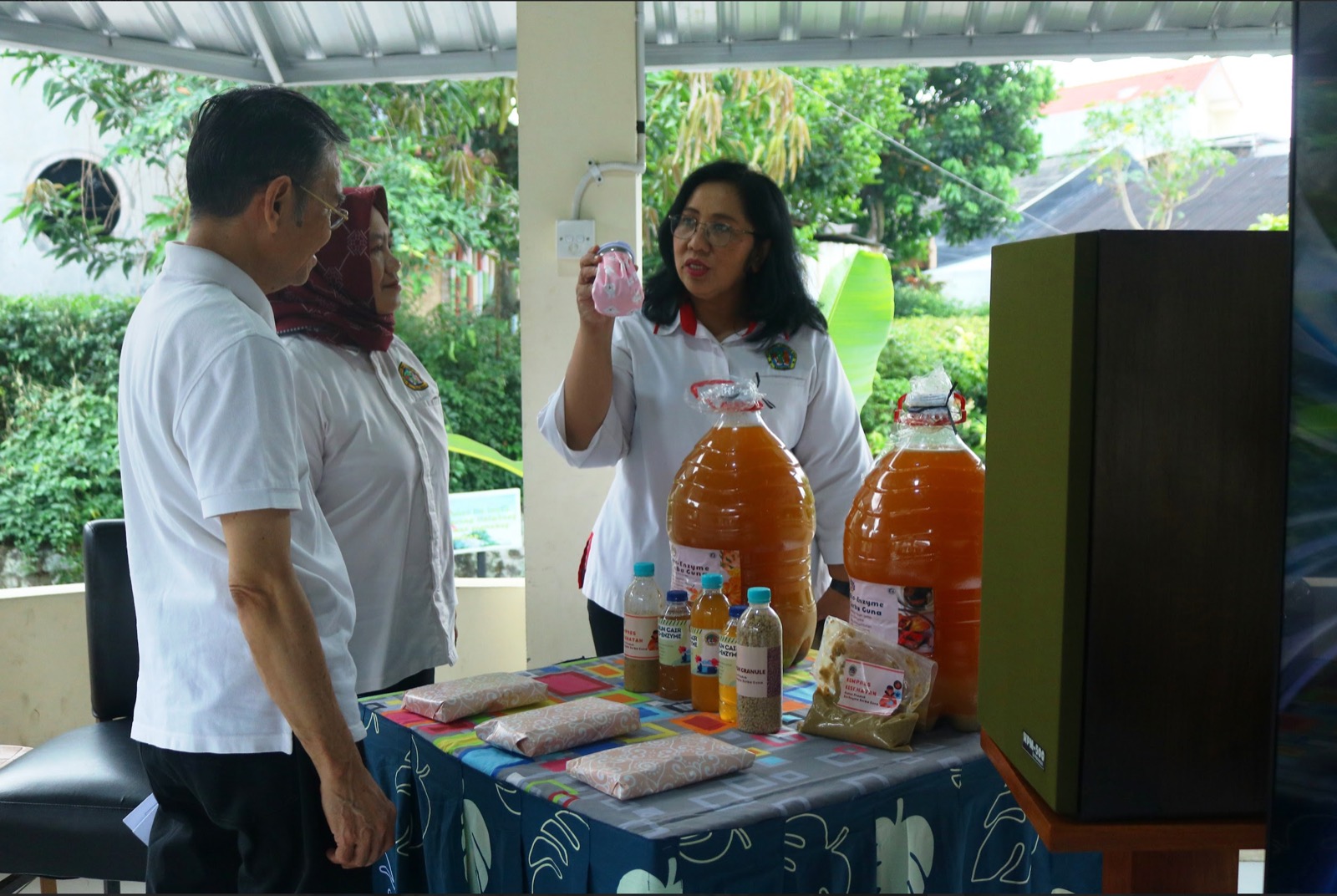 Untag  Berdayakan Lansia Melalui Inovasi Eco Enzym Di Kampung Gombel Permai Semarang