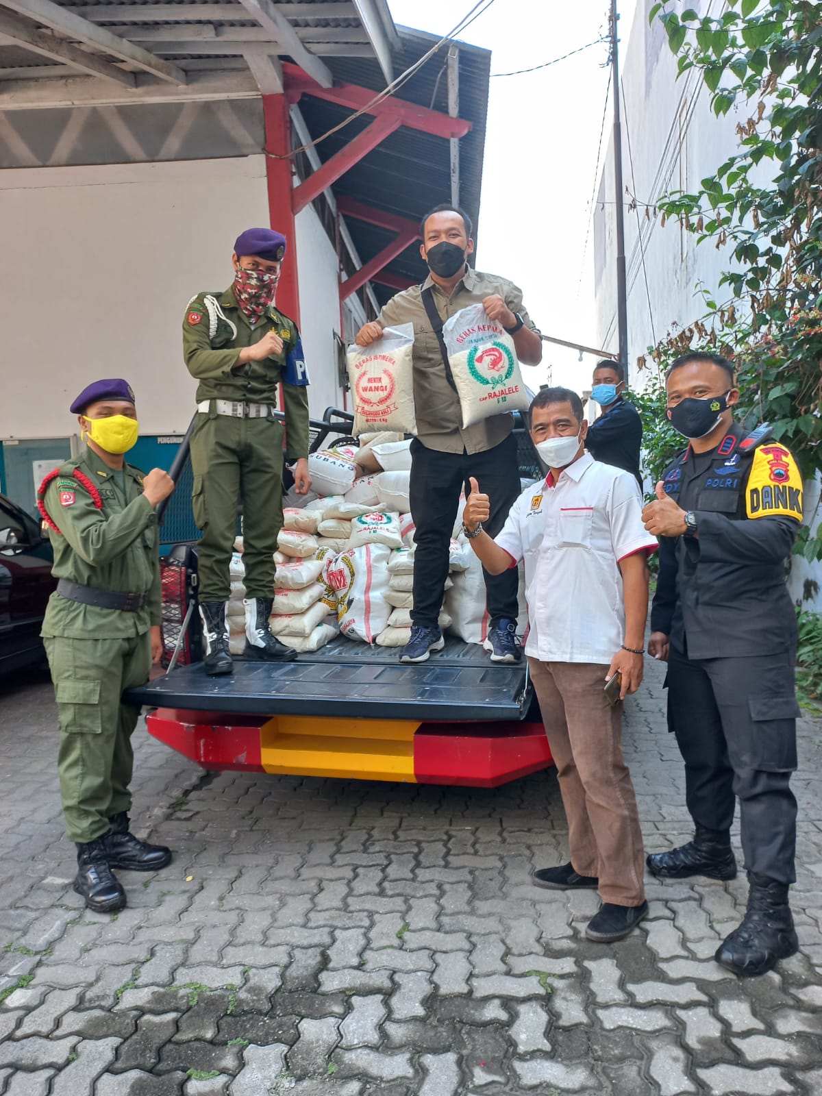 Semangat Aku Sedulurmu, Brimob dan Mahasiswa Untag Sisir Jalan Semarang Bagikan Sembako dan Masker  