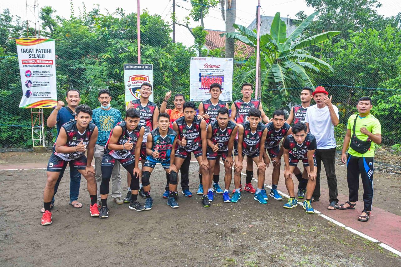 Beri Motivasi dan Inspirasi, Atlet Voli Untag Semarang Ikuti Laga Ekshibisi Lawan Warga Plamongansari